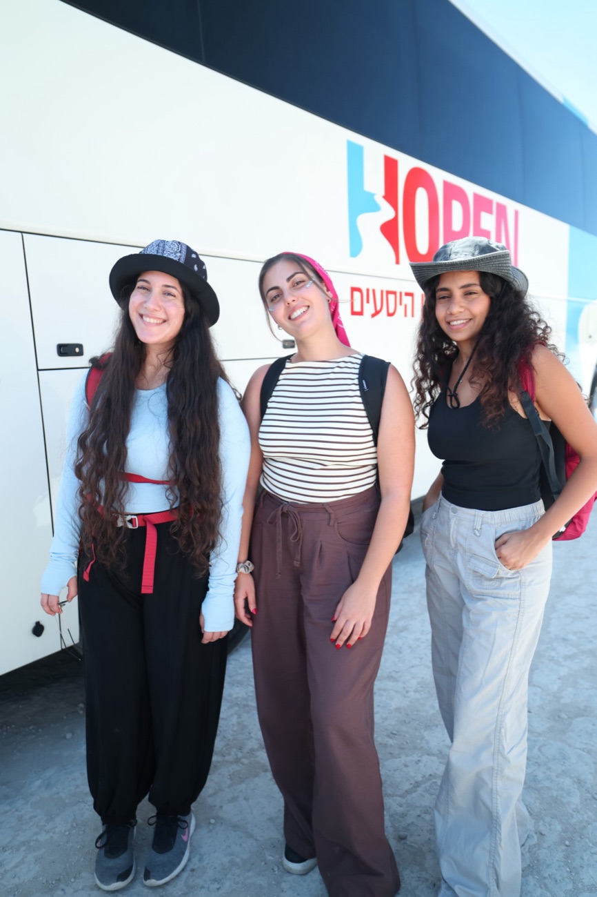 מטיילות מטיול ספטמבר, ליד האוטובוס