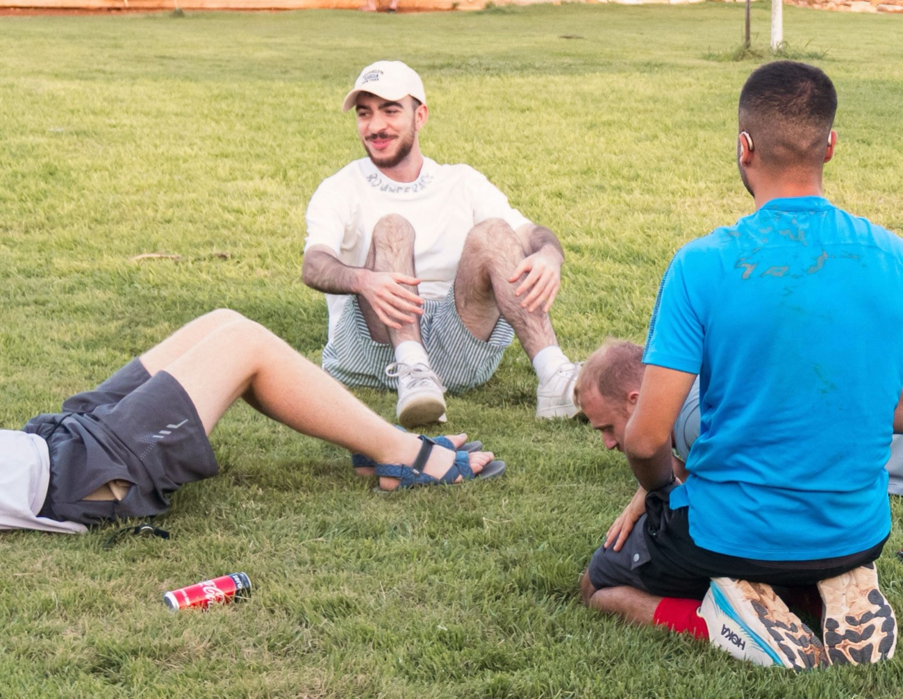 מטיילים מטיול ספטמבר, על הדשא